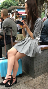 花台灰色连衣裙街拍美腿小姐姐