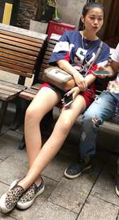 豹纹鞋长腿气质小美女