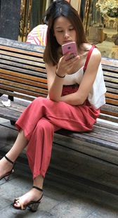 性感吊带衫红裤美女