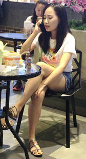 牛仔热裤小美女