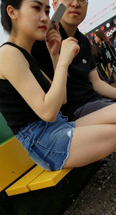 紧身牛仔短裤美腿美女