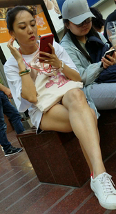 短裤露长腿成熟少妇