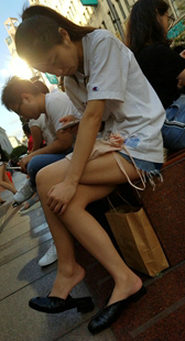 花台紧身短裤少妇玩手机