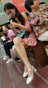 花台花裙长发少妇