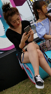 紧身短裤布鞋少女