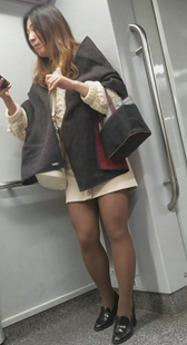 地铁黑丝高跟长发少妇