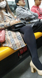 地铁紧身黑袜少妇