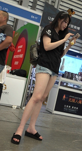 长腿牛仔短裤小妹子