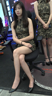 迷彩服长腿短裙美女