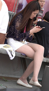 碎花上衣白色热裤肉丝性感美腿妹子