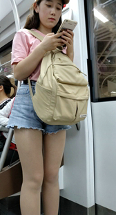 蓝色牛仔热裤可爱的小女生