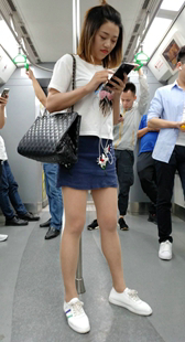 蓝色牛仔包臀超短裙短发少妇