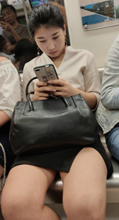 两个包臀短裙性感大白腿OL美眉