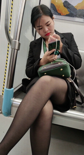 地铁黑丝制服OL诱惑