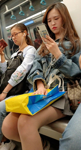 超短裙大波浪小姐姐