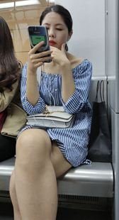 蓝色条纹连衣裙美腿少妇