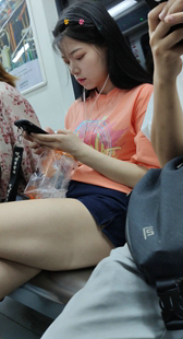 蓝色牛仔热裤清纯漂亮妹子