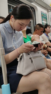 地铁文静的女生