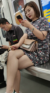 地铁性感美腿少妇