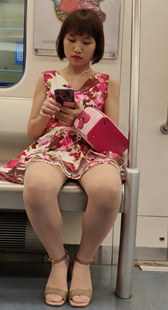 连衣裙短发少妇肉丝高跟美腿