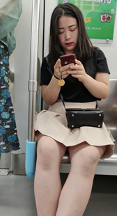 近拍黑衣短裙美女