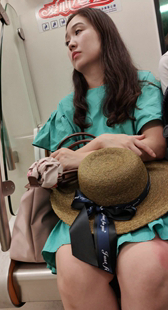 地铁连衣裙美女少妇