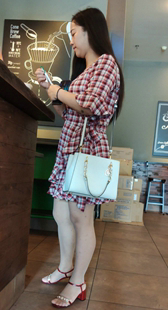 咖啡店近拍连衣裙丝袜高跟美腿OL