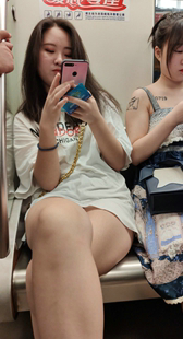 地铁性感美腿长发美女