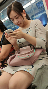 地铁连衣短裙丰满少妇