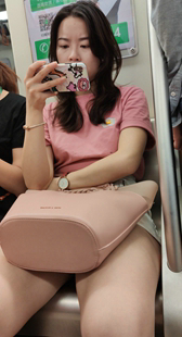 近拍包臀短裙漂亮小姐姐