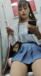 蓝色百褶短裙红唇小姐姐