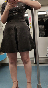 近拍黑色短裙高跟丰满OL少妇