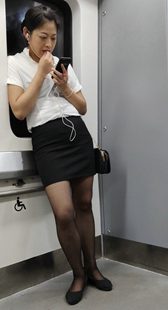 地铁黑色包臀短裙黑丝长腿少妇