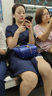 地铁近拍蓝裙性感白腿OL