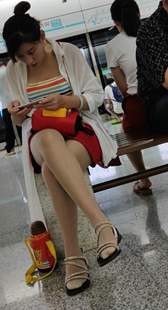 红色包臀裙高跟少妇