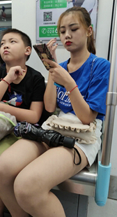 白色短裤性感长腿卖萌小姐姐