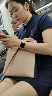 蓝色连衣短裙美少妇