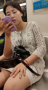 白色连衣短裙少妇