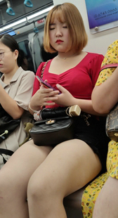 黑色热裤丰满短发小妹