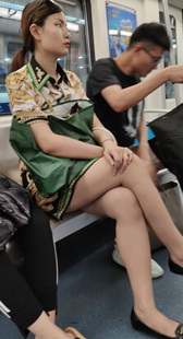 近拍超级性感美腿少妇