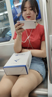 牛仔包臀短裙肉丝小丰满可爱妹子