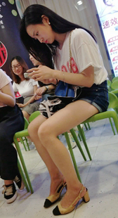 牛仔短裤极品高跟美腿妹子