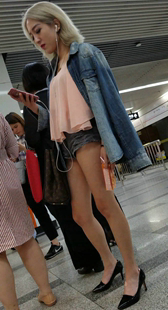 黑色高跟牛仔热裤大长腿美女