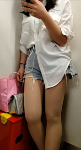 破洞牛仔热裤肉色丝袜小妹