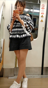黑色宽松短裤丝袜小姐姐