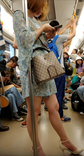 美腿短裙高跟少妇