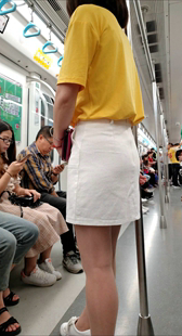 包臀短裙丝袜美腿美眉