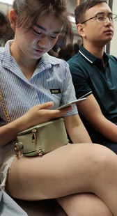 牛仔热裤肉丝白腿美眉