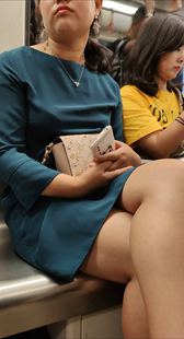 连衣短裙大腿少妇