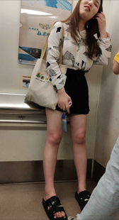 近拍性感白皙大长腿美眉